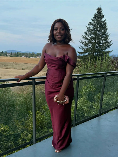Amarante · La Robe En Satin Drapée À Une Épaule — photo d'un client 4